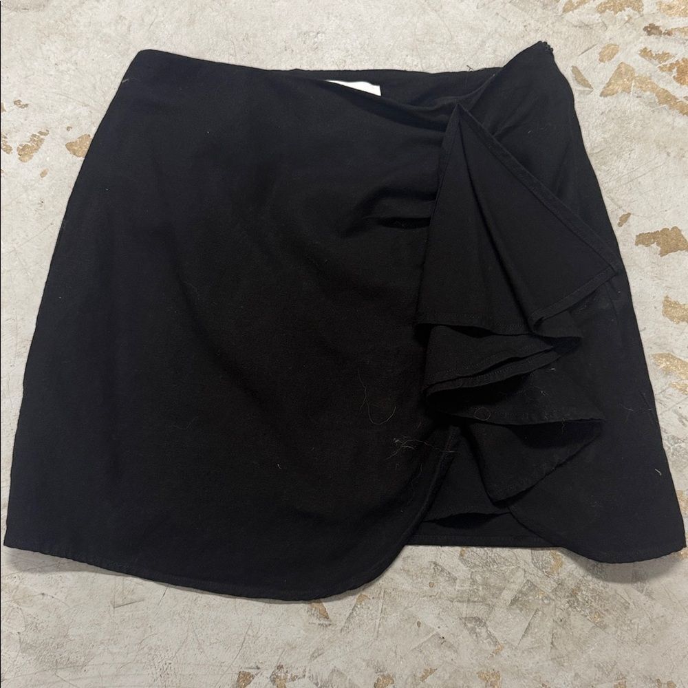 MABLE Black Mini Skirt with Ruffle Detail Zip Up Side Size Medium - LIKE NEW